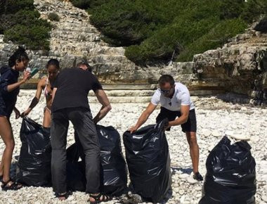 Ο Γουίλ Σμιθ και η οικογένεια του μάζεψαν 22 σακούλες με σκουπίδια από τις παραλίες των Αντίπαξων (φωτό)